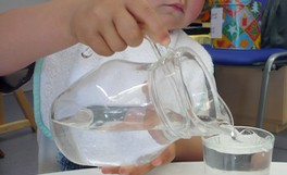 Educadores de la escuela infantil a la hora de comer