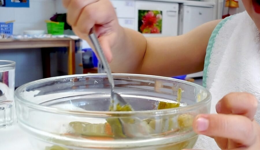 Hora de l'àpat a les escoles bressol per a nens i nenes de 0 a 3 anys